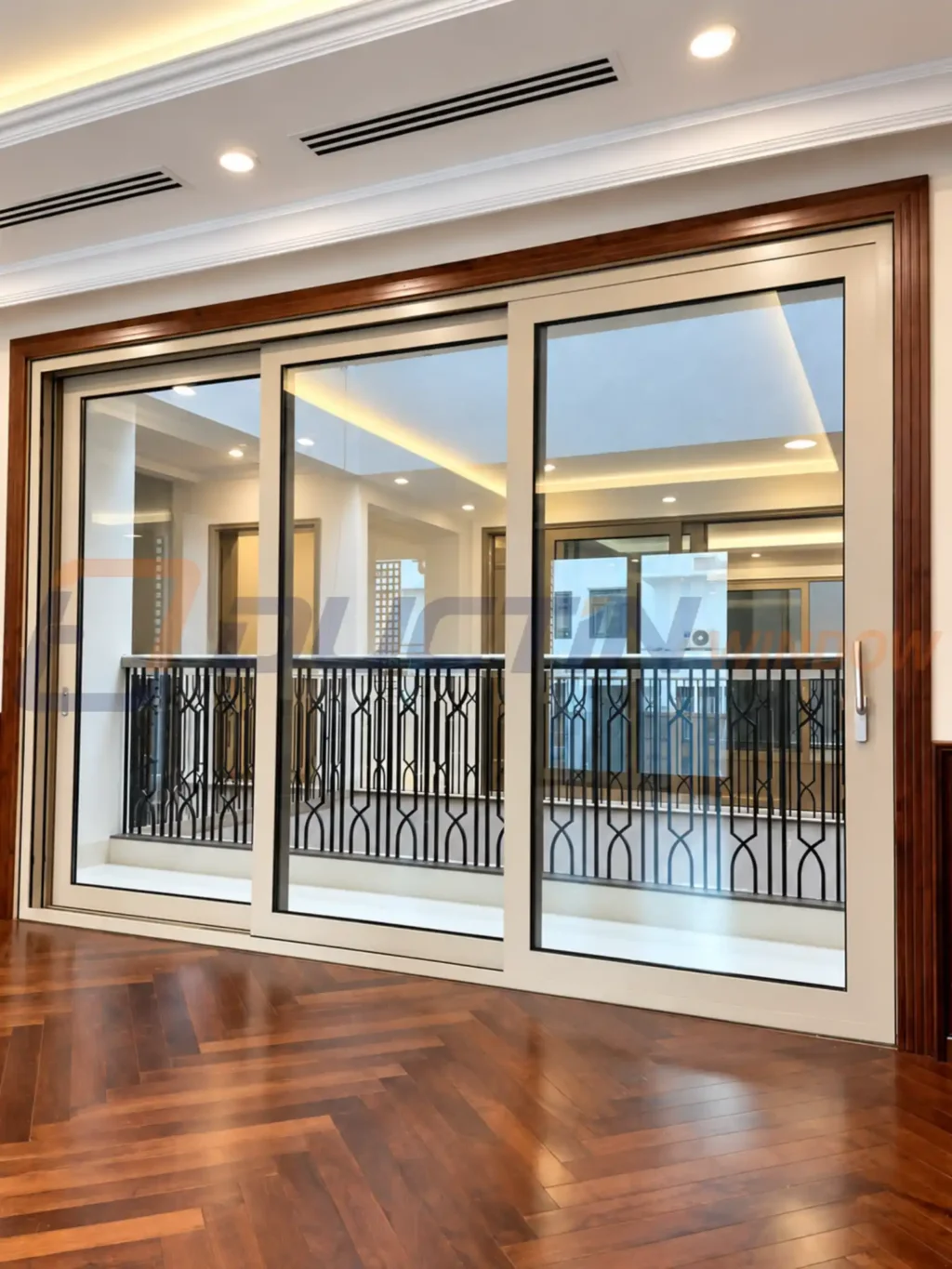 Kiểu cửa đi mở trượt màu sáng nhìn từ trong nhà