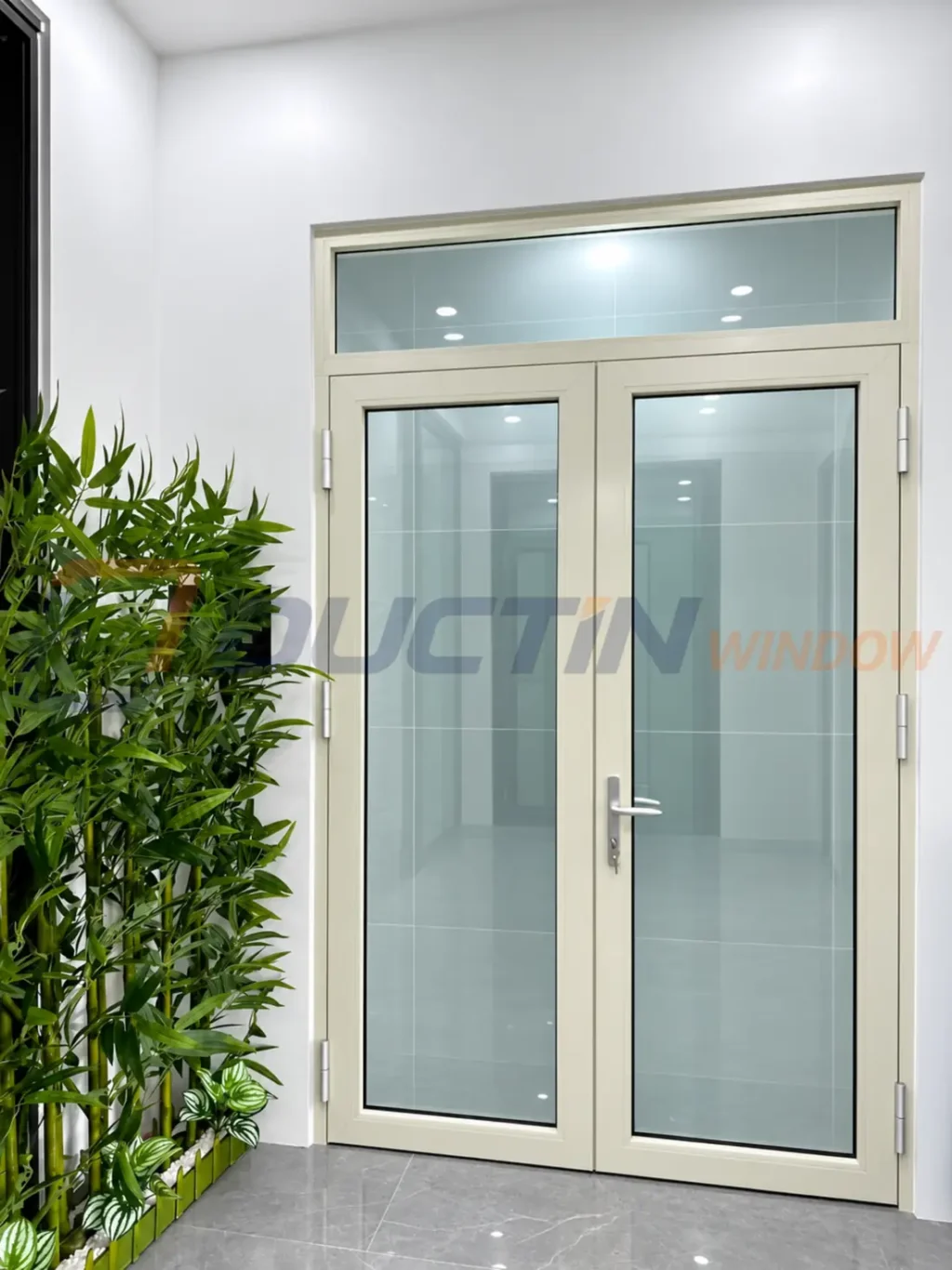 Cửa nhôm Maxpro mở quay hai cánh màu sáng